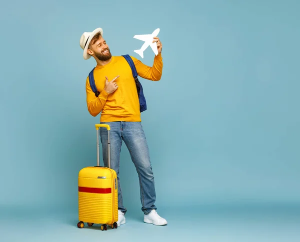 Cuerpo Completo Hombre Barbudo Alegre Sonriendo Apuntando Aviones Juguete Mientras — Foto de Stock