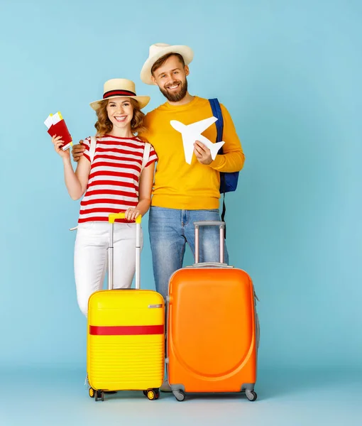 Jovem Feliz Com Bilhetes Passaporte Homem Barbudo Com Avião Brinquedo — Fotografia de Stock