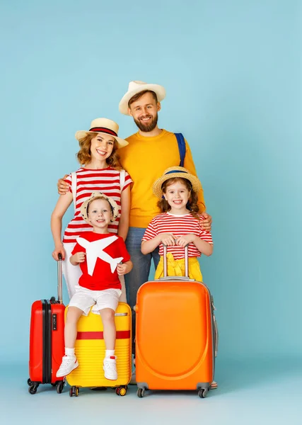 全身上下幸福的父母和孩子们 背着行李 面带微笑 面对着蓝色的背风镜头 — 图库照片