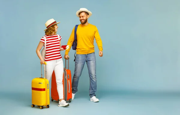 Cuerpo Completo Feliz Pareja Alegre Barbudo Hombre Sonriente Novia Con — Foto de Stock