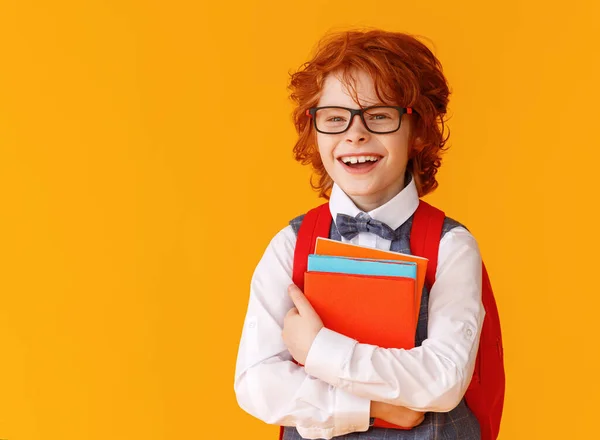 Entzückter Ingwerjunge Brille Schulbücher Umarmt Und Während Des Schulunterrichts Vor — Stockfoto