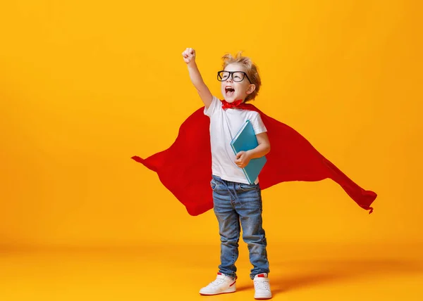 Vol Lichaam Jongen Superheld Cape Glimlachen Het Opvoeden Vuist Terwijl — Stockfoto