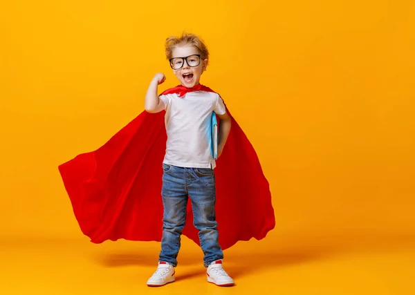 Fuerte Colegial Capa Superhéroe Con Cuaderno Sonriendo Para Cámara Mostrando — Foto de Stock