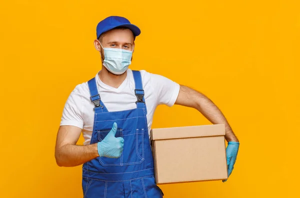 Mensajero Masculino Uniforme Accesorios Protección Con Caja Cartón Mirando Cámara — Foto de Stock