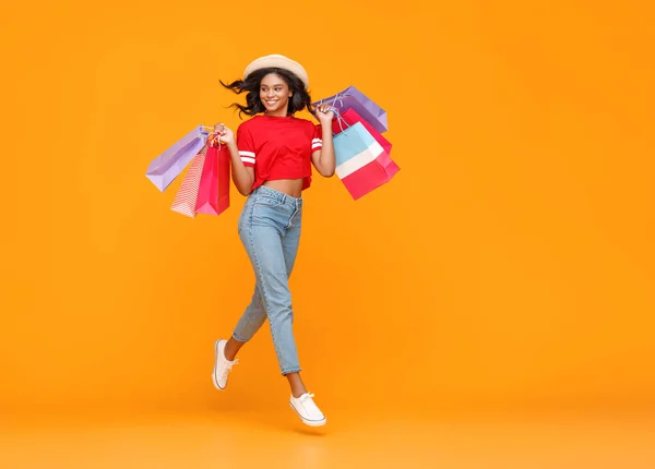 Koncept För Shopping Inköp Och Försäljning Glad Ung Etnisk Flicka — Stockfoto