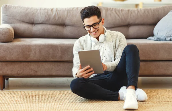 Jonge Tevreden Man Casual Kleding Draadloze Hoofdtelefoon Surfen Digitale Tablet — Stockfoto