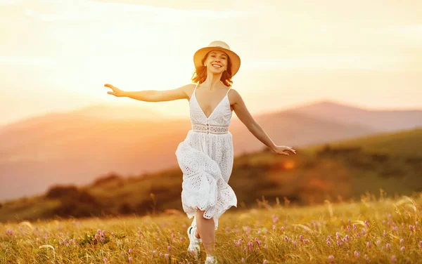 Ευτυχισμένη Γυναίκα Τρέχει Στο Ηλιοβασίλεμα Στη Φύση Καλοκαίρι — Φωτογραφία Αρχείου