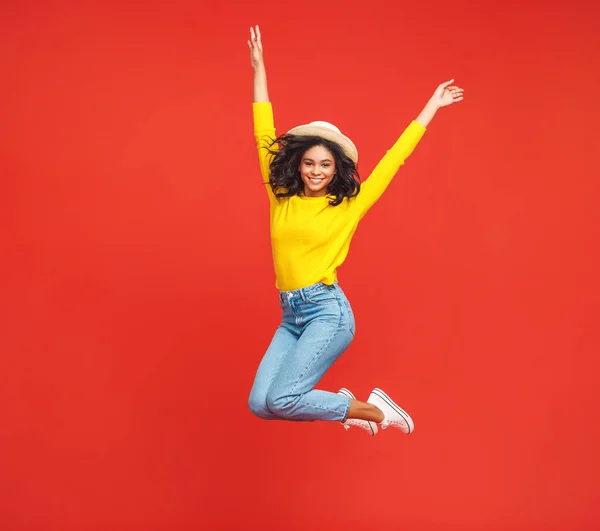 Heureux Ethnique Jeune Femme Dans Chapeau Été Saute Sur Une — Photo