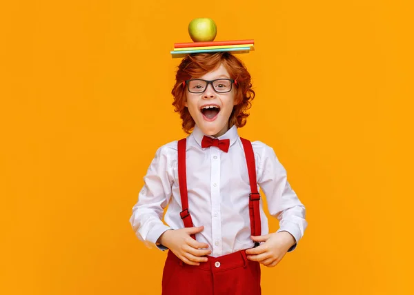 Entzückter Junge Schicker Uniform Und Brille Mit Schulbüchern Und Apfel — Stockfoto