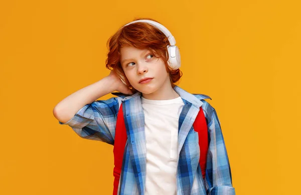 Ginger Boy Camicia Scacchi Regolazione Cuffie Durante Ascolto Musica Dopo — Foto Stock