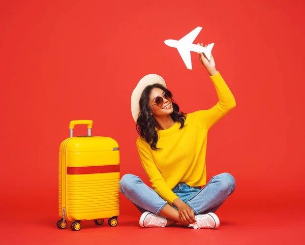 Cuerpo Completo Alegre Étnica Mujer Con Juguete Avión Sonriendo Mientras — Foto de Stock