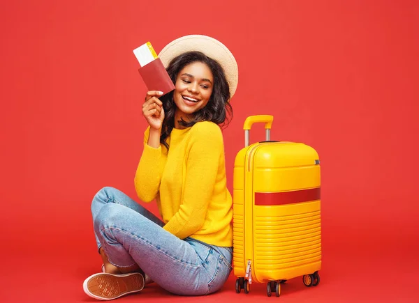 Volledige Lengte Positieve Etnische Toerist Met Paspoort Tickets Glimlachen Dromen — Stockfoto
