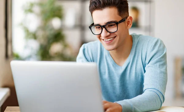 Happy Etnische Jonge Man Glimlachen Browsen Gegevens Laptop Terwijl Het — Stockfoto