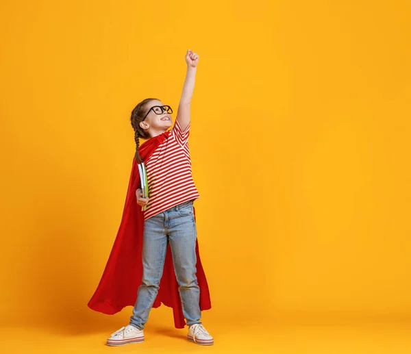 Volledig Lichaam Meisje Superheld Cape Glimlachen Het Opvoeden Vuist Terwijl — Stockfoto