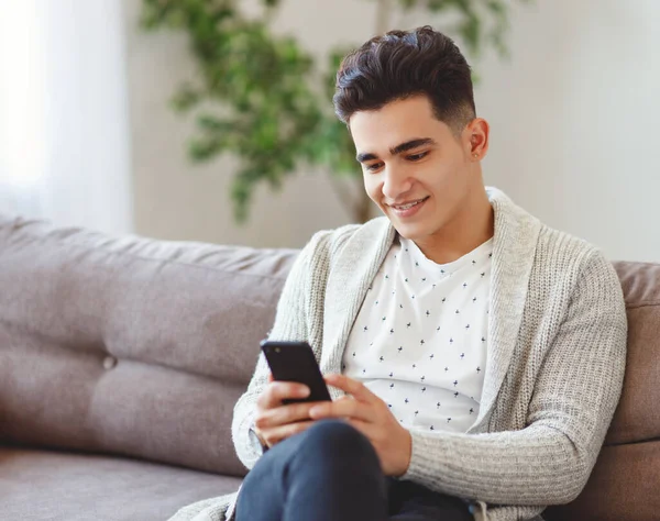 Happy Etnische Man Glimlachen Kijken Naar Camera Terwijl Zitten Bank — Stockfoto