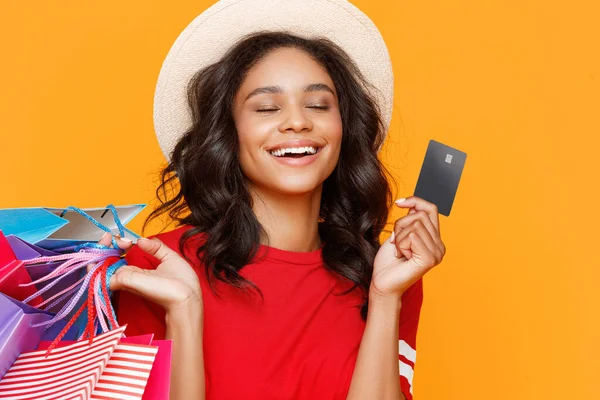 Donna Etnica Deliziata Con Mazzo Sacchetti Carta Colorati Sorridenti Mostrando — Foto Stock