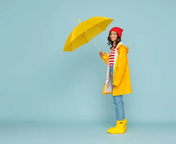 Mulher Étnica Positiva Chapéu Capa Chuva Sorrindo Olhando Para Câmera — Fotografia de Stock