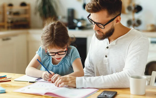 Hombre Joven Enfocado Sentado Cerca Hija Pequeña Explicando Difícil Tarea — Foto de Stock