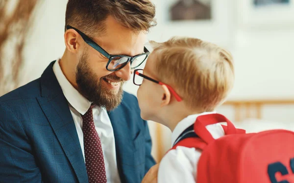 Boční Pohled Veselý Táta Formálním Oblečení Dává Podporu Nadšené Dítě — Stock fotografie