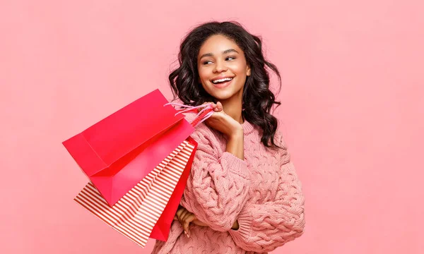 Positieve Etnische Vrouw Glimlachen Voor Camera Het Dragen Van Papieren — Stockfoto