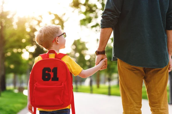 Achteraanzicht Van Gewas Vader Zoon Met Rugzak Hand Hand Tijdens — Stockfoto