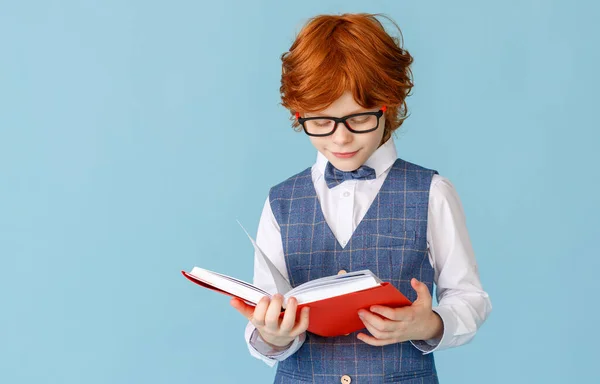 Felice Rossa Scolaro Occhiali Libro Lettura Durante Gli Studi Scolastici — Foto Stock