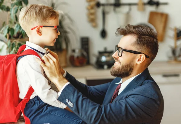 Positiv Ung Skäggig Man Elegant Kostym Och Glasögon Justera Slips — Stockfoto