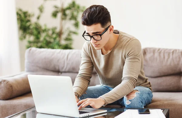 Gericht Jonge Etnische Man Casual Kleding Bril Browsen Gegevens Laptop — Stockfoto