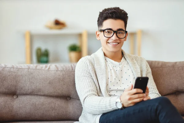 Chico Étnico Feliz Gafas Sonriendo Mirando Cámara Mientras Está Sentado —  Fotos de Stock