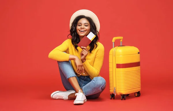 Full Comprimento Turista Étnico Positivo Com Passaporte Bilhetes Sorrindo Sonhando — Fotografia de Stock