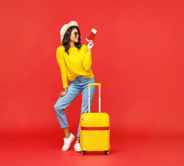 Cuerpo Completo Moda Mujer Étnica Con Pasaporte Boletos Sonriendo Para — Foto de Stock