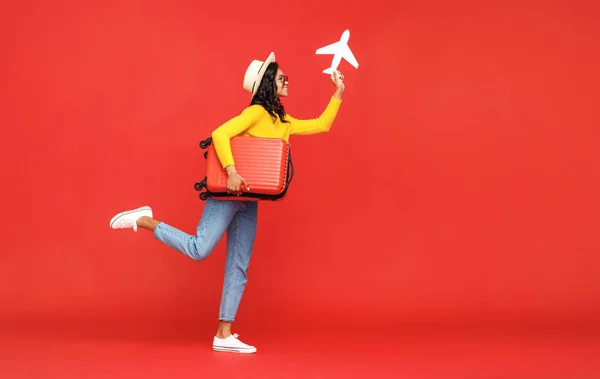 Cuerpo Completo Étnico Femenino Sombrero Gafas Sol Saltando Con Maleta — Foto de Stock