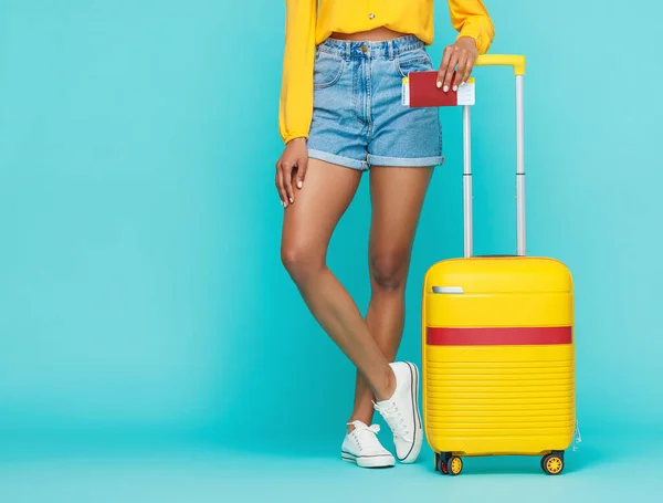 Conceito Viagem Verão Ropped Bronzeado Pernas Femininas Shorts Passaporte Bilhete — Fotografia de Stock