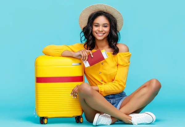 Full Comprimento Turista Étnico Positivo Com Passaporte Bilhetes Sorrindo Sonhando — Fotografia de Stock