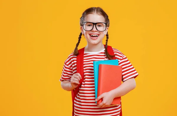 Verrukt Slim Meisje Met Leerboeken Lachen Tijdens Studie Tegen Gele — Stockfoto