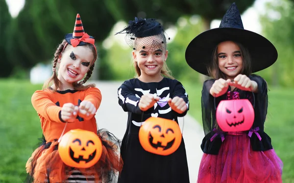 Wesołego Halloween Śmieszne Dzieci Dziewczyny Śmieją Się Fantazyjne Sukienki Górę — Zdjęcie stockowe