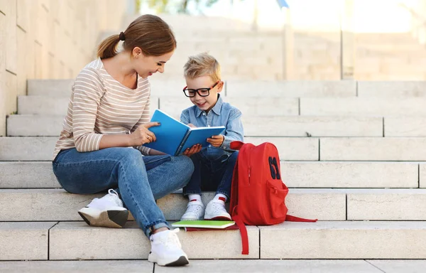 Mère Petit Fils Écolier Avec Des Livres Des Cahiers Assis — Photo