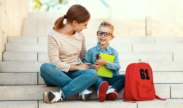 Mutter Und Kleiner Sohn Sitzen Ersten Schultag Mit Büchern Und — Stockfoto