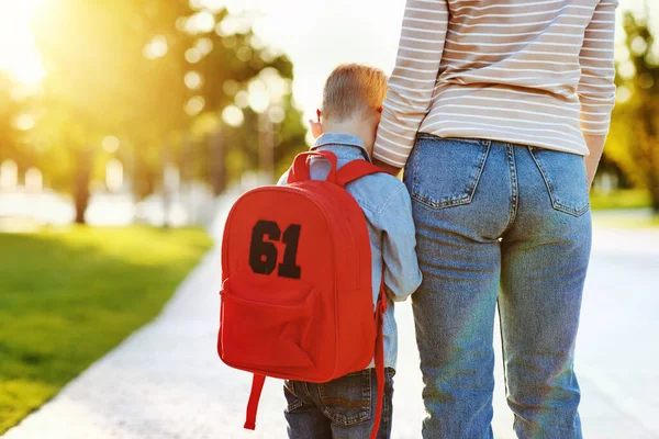 Feliz Madre Conduce Pequeño Colegial Hijo Escuela Primer Día Clas —  Fotos de Stock