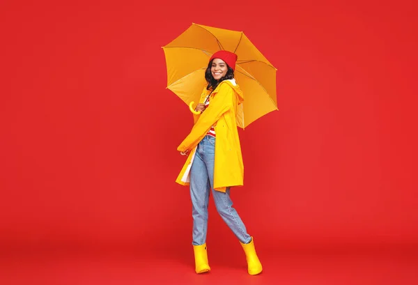 Femme Ethnique Optimiste Pleine Longueur Avec Parapluie Souriant Regardant Caméra — Photo