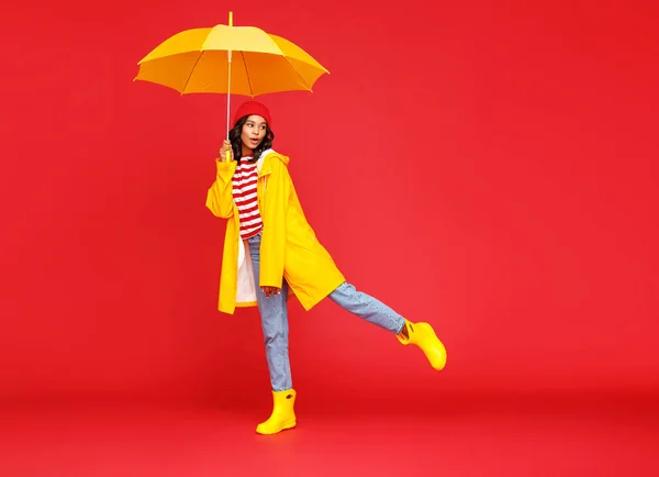 Comprimento Completo Bonito Mulher Étnica Com Guarda Chuva Sorrindo Olhando — Fotografia de Stock