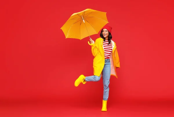 Volledige Lengte Optimistische Etnische Vrouw Met Paraplu Glimlachen Weg Kijken — Stockfoto