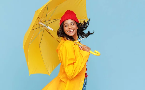 Vista Lateral Jovem Mulher Étnica Otimista Capa Chuva Chapéu Carregando — Fotografia de Stock