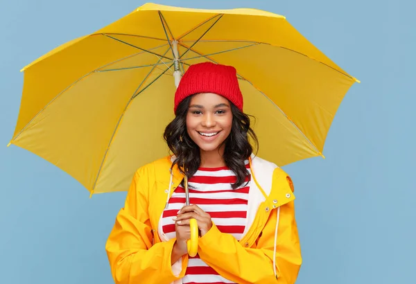 Mulher Étnica Positiva Chapéu Capa Chuva Sorrindo Olhando Para Câmera — Fotografia de Stock