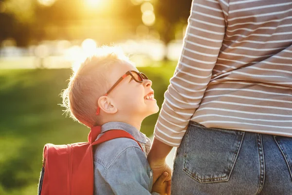 Heureux Écolier Enfant Sourit Tient Main Mère Sur Chemin École — Photo