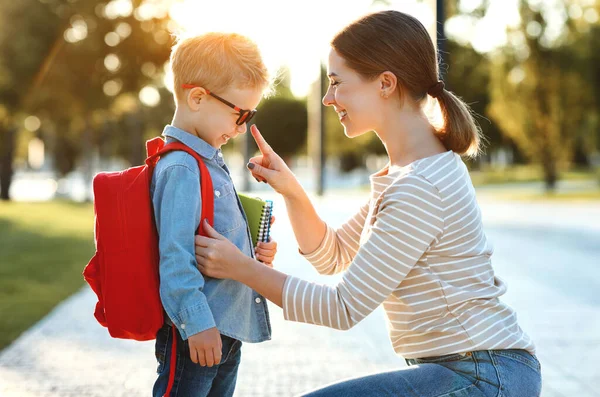 Mutlu Anne Okulun Ilk Güneşli Gününde Okula Giderken Küçük Oğlunun — Stok fotoğraf