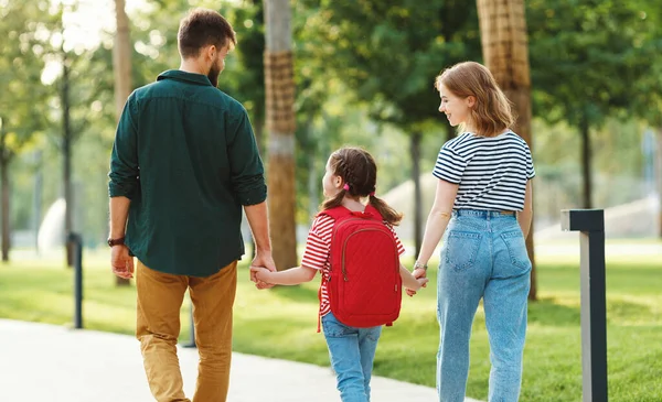 Achteraanzicht Van Moeder Vader Hand Hand Met Schoolmeisje Tijdens Het — Stockfoto