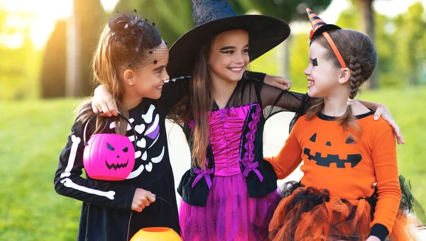 Fijne Halloween Grappige Kinderen Meisjes Lachen Fancy Jurk Outdoor — Stockfoto