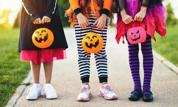Счастливого Хэллоуина Ноги Смешных Детей Девочек Модных Платьях Улице — стоковое фото