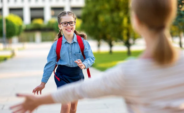 Chica Optimista Gafas Sonriendo Corriendo Hacia Madre Después Escuela Estudia — Foto de Stock
